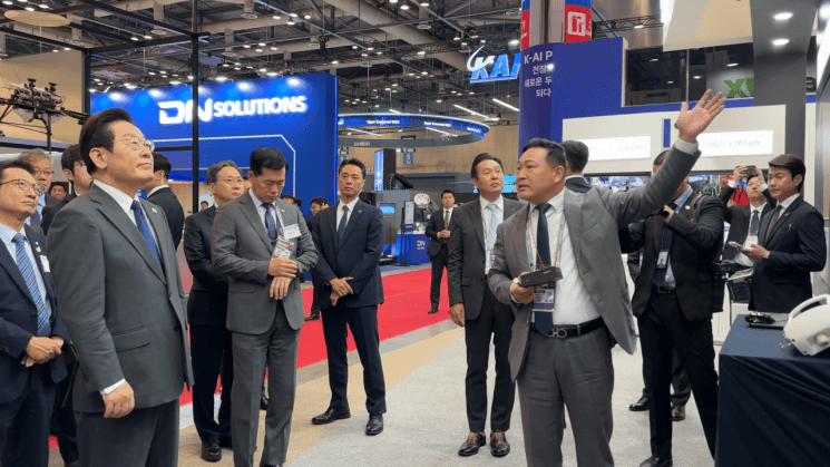 이재명 대통령, 인텔리빅스 ADEX 부스 방문 - MBN