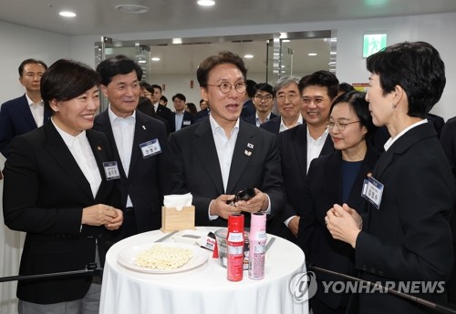 삼양식품 밀양공장 방문한 김민석 총리 | 연합뉴스